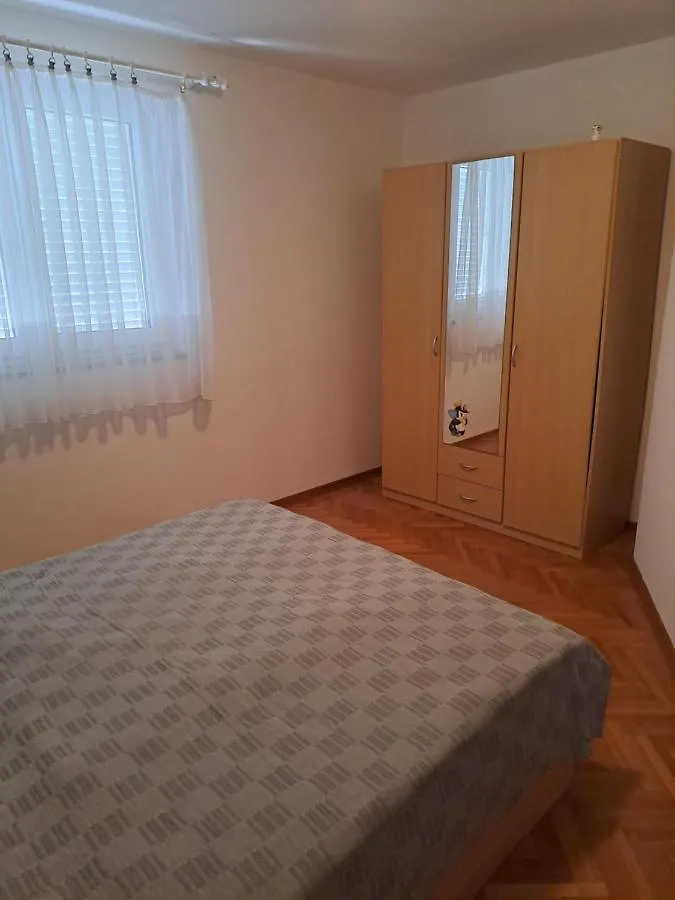 Apartment Zarok 2 Baska